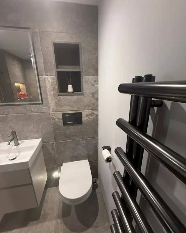 royal_william_yard_bathroom_floating_toilet